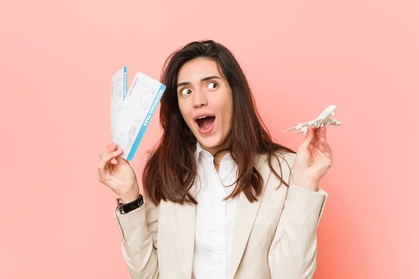 Joven Mujer Caucásica Dispuesta Viajar —  Fotos de Stock