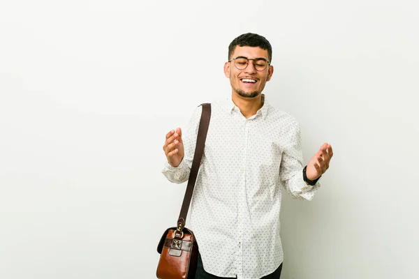 Mladý Nesvůj Příležitostný Obchodní Muž Vesele Směje Koncepce Štěstí — Stock fotografie