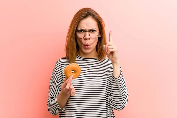 Mujer Joven Sosteniendo Una Dona Que Tiene Una Gran Idea —  Fotos de Stock