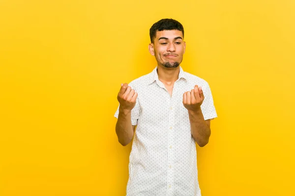 Jonge Spaanse Man Laat Zien Dat Geen Geld Heeft — Stockfoto