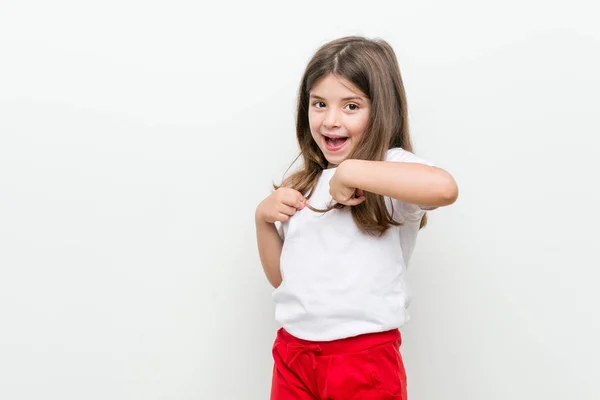 Маленька Біла Дівчинка Здивована Вказуючи Себе Посміхаючись Широко — стокове фото