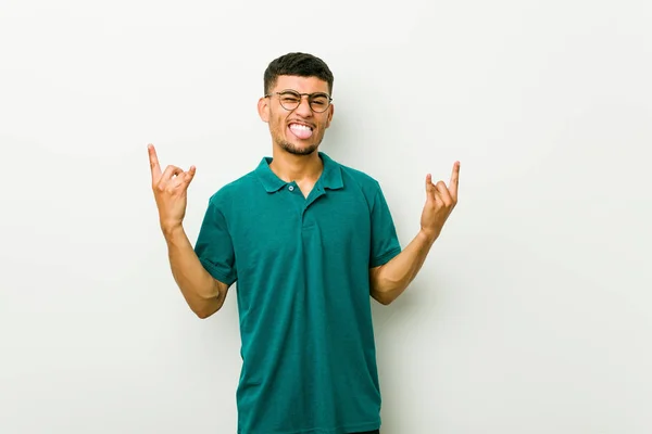 Mladý Hispánman Ukazující Kameny Gesto Prsty — Stock fotografie