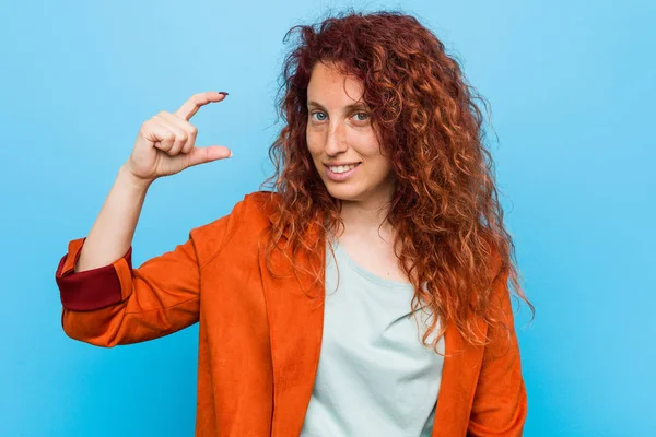 Jovem Ruiva Mulher Elegante Segurando Algo Pouco Com Dedos Indicador — Fotografia de Stock