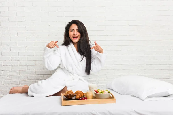 Jonge Bochtige Vrouw Het Nemen Van Een Ontbijt Het Bed — Stockfoto