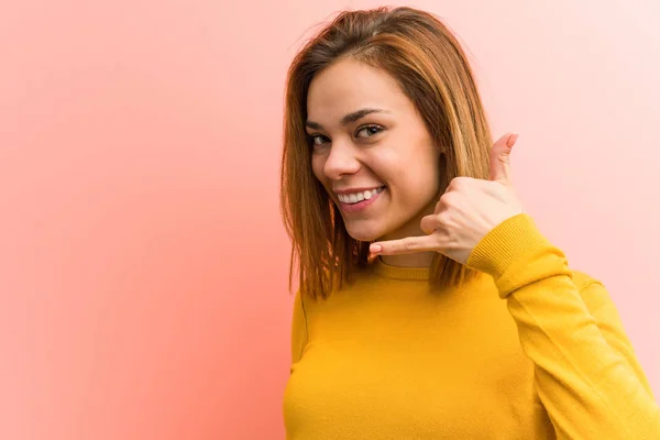 Jovem Mulher Bonita Mostrando Gesto Chamada Telefone Celular Com Dedos — Fotografia de Stock