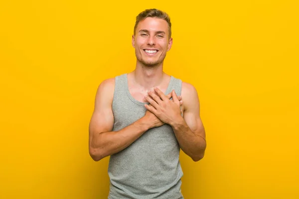 Jonge Kaukasische Sport Man Lachen Houden Handen Hart Concept Van — Stockfoto