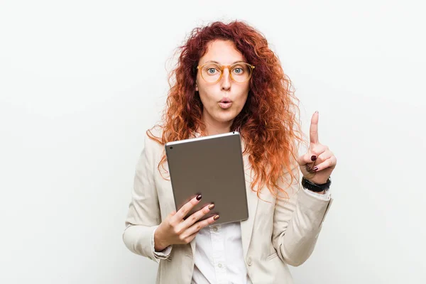 Jonge Kaukasische Business Redhead Vrouw Houden Van Een Tablet Met — Stockfoto