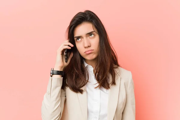 Joven Mujer Caucásica Hablando Por Teléfono —  Fotos de Stock