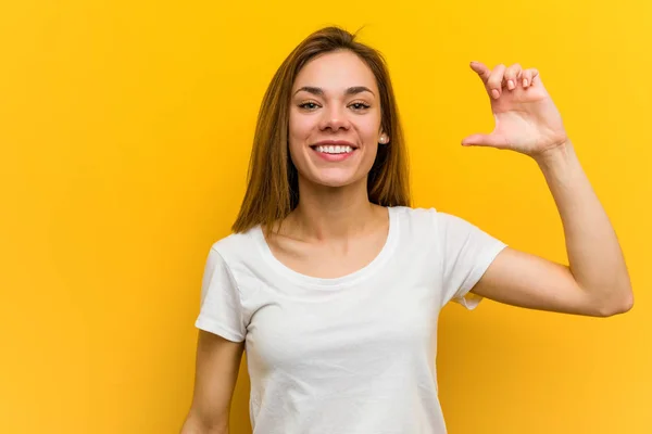 Jovem Mulher Caucasiana Natural Segurando Algo Pouco Com Dedos Indicador — Fotografia de Stock