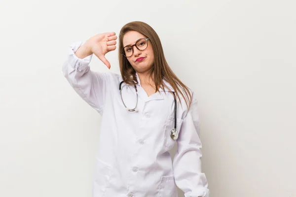 Jonge Dokter Vrouw Tegen Een Witte Muur Die Een Afkeer — Stockfoto