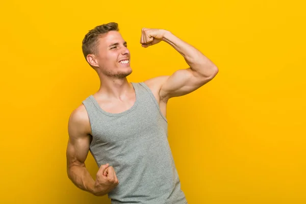 Junger Kaukasischer Sportler Hebt Nach Einem Sieg Die Faust Siegerkonzept — Stockfoto