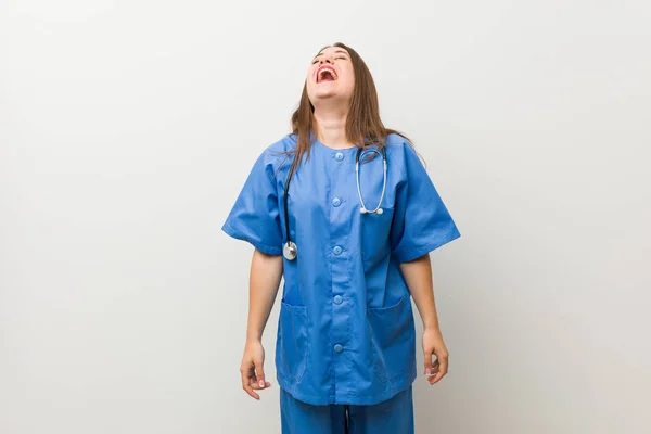 Молода Медсестра Білій Стіні Розслаблена Щаслива Сміється Шия Розтягується Показуючи — стокове фото
