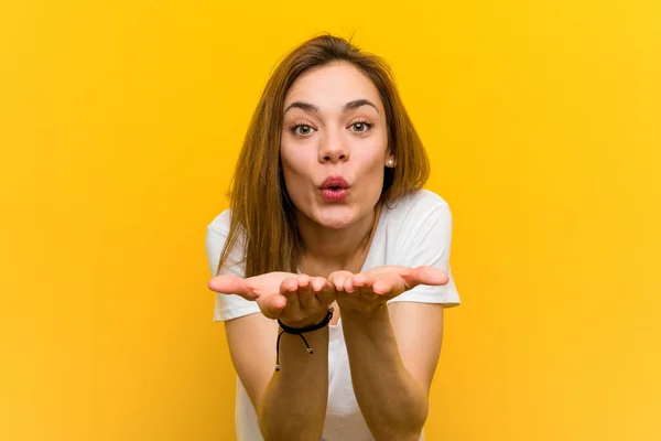 Joven Mujer Caucásica Natural Plegable Labios Celebración Las Palmas Para — Foto de Stock