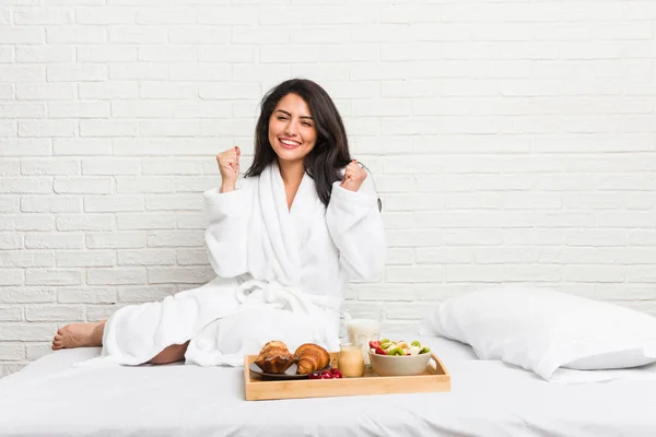 Jonge Bochtige Vrouw Het Nemen Van Een Ontbijt Het Bed — Stockfoto