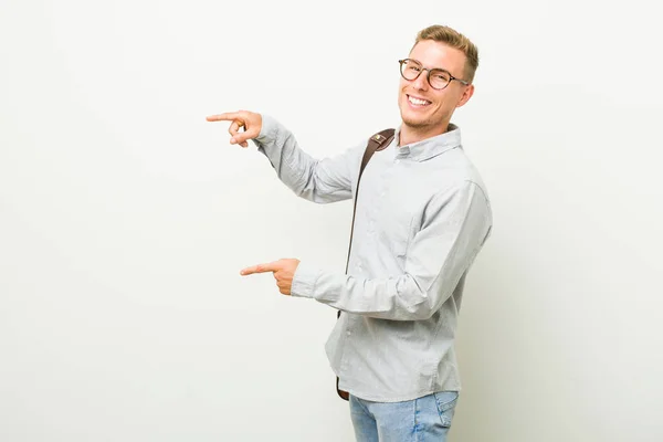 Jovem Homem Negócios Caucasiano Animado Apontando Com Dedos Indicador Distância — Fotografia de Stock