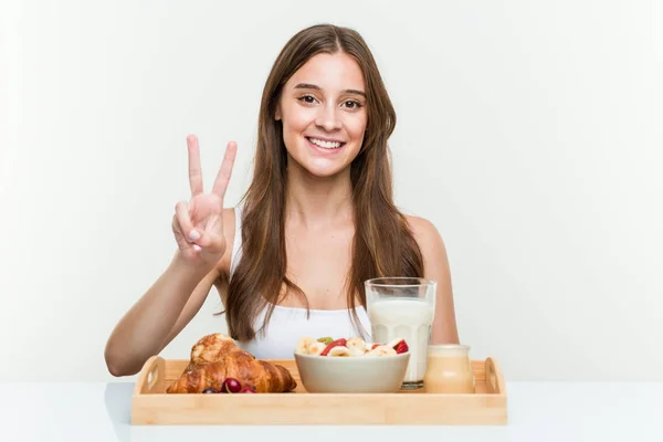 Jeune Femme Caucasienne Prendre Petit Déjeuner Montrant Numéro Deux Avec — Photo