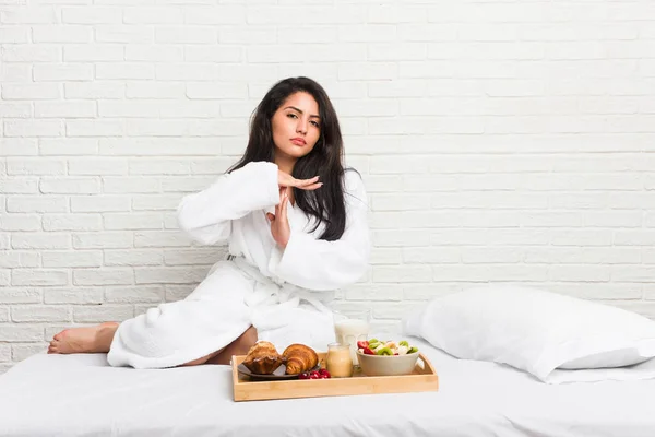 Jonge Bochtige Vrouw Het Nemen Van Een Ontbijt Het Bed — Stockfoto