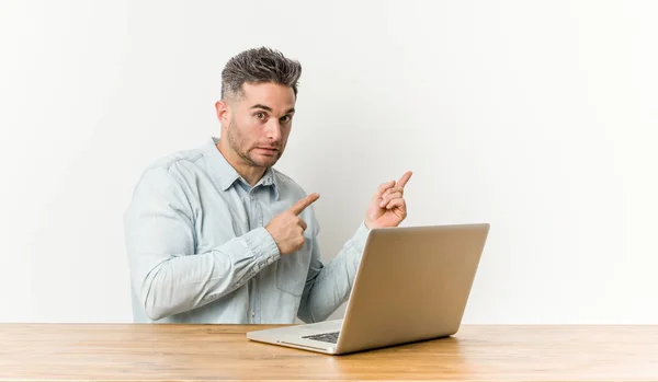 Jonge Knappe Man Werken Met Zijn Laptop Geschokt Wijzend Met — Stockfoto