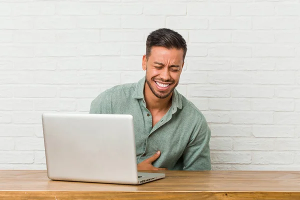 Jeune Homme Philippin Assis Travailler Avec Son Ordinateur Portable Rit — Photo