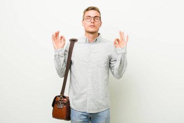 Genç kafkas iş adamı zor iş gününden sonra rahatlar, o yoga yapıyor.