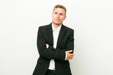 Genç kafkas iş adamı alaycı ifade ile kameraya bakarak mutsuz.