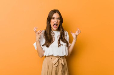 Genç beyaz kadın öfkeyle bağırıyor..