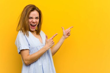 Genç güzel genç kadın bir kopya alanı için işaret eden, heyecan ve arzu ifade.