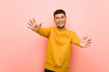 Genç İspanyol adam kamera bir sarılmak vererek emin hissediyor.