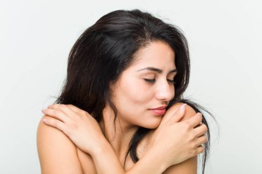 Genç güzel ve doğal İspanyol kadının yakın çekim