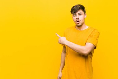 Genç İspanyol rahat adam yan işaret