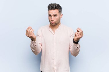 O para olduğunu gösteren genç yakışıklı serin adam.