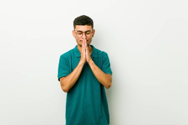 Genç İspanyol adam ağız yakın dua el ele tutuşan, kendinden emin hissediyor.