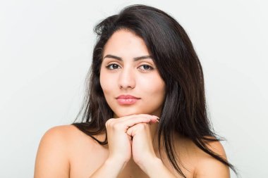 Genç güzel ve doğal İspanyol kadının yakın çekim