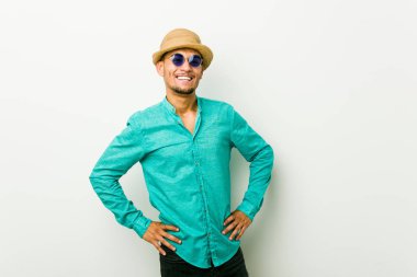 Genç İspanyol adam bir yaz giysileri giyen emin kalça ellerini tutarak.