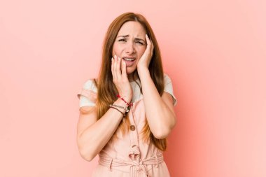 Çilli mızmızlanan ve disconsolately ağlayan genç zencefil kadın.