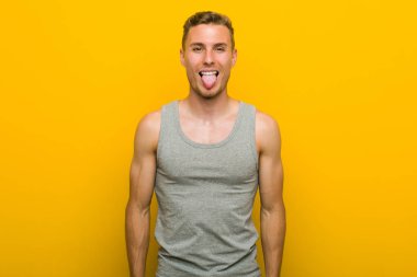 Genç kafkas spor adam komik ve dost dil dışarı yapışmasını.