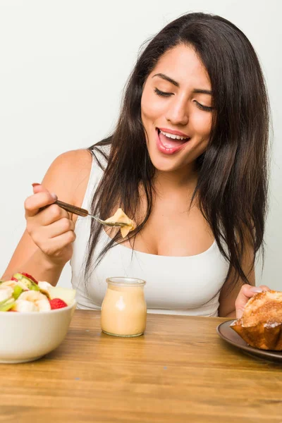 Young Hispanic Woman Having Breakfast Table — Stock Photo, Image