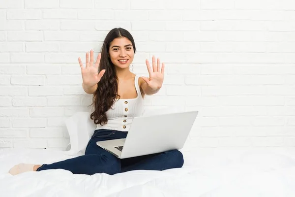 Jonge Arabische Vrouw Werken Met Haar Laptop Het Bed Met — Stockfoto