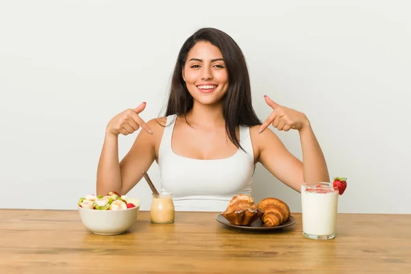 Jeune Femme Courbée Prenant Petit Déjeuner Pointe Vers Bas Avec — Photo