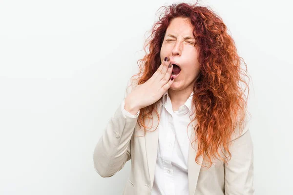 Jovem Mulher Negócios Ruiva Natural Isolado Contra Fundo Branco Bocejo — Fotografia de Stock