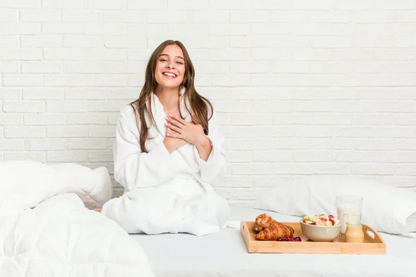 Jonge Blanke Vrouw Het Bed Lachen Houden Handen Hart Concept — Stockfoto