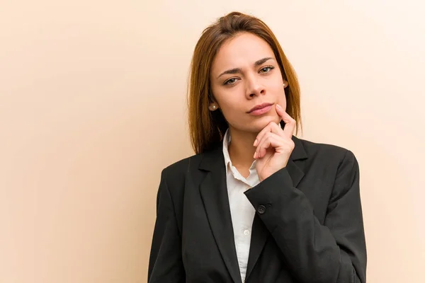 疑い深いと懐疑的な表情で横に見て若い白人ビジネス女性 — ストック写真