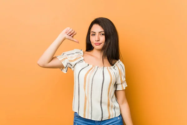 Mujer Curvilínea Joven Mostrando Gesto Aversión Pulgares Hacia Abajo Concepto —  Fotos de Stock