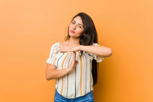 Joven Mujer Con Curvas Mostrando Gesto Tiempo Espera —  Fotos de Stock