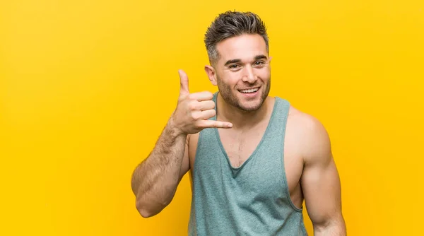 Jonge Fitness Man Tegen Een Gele Achtergrond Toont Een Gebaar — Stockfoto