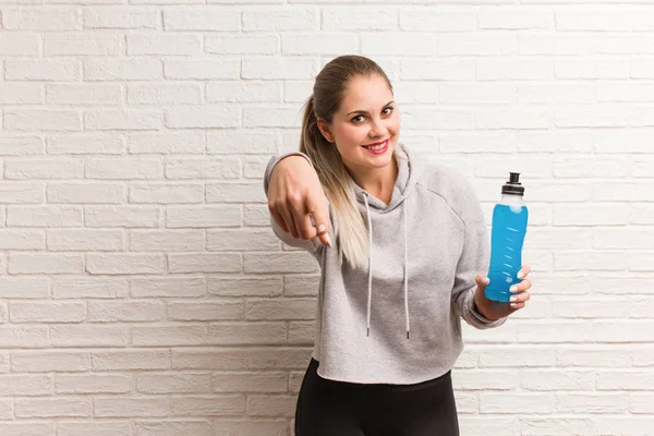 Genç Fitness Rus kadın Holding bir enerji içecek — Stok fotoğraf