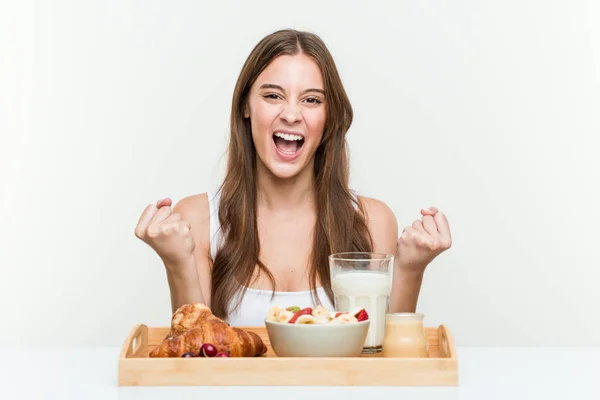 Jeune Femme Caucasienne Prenant Petit Déjeuner Acclamant Insouciant Excité Concept — Photo