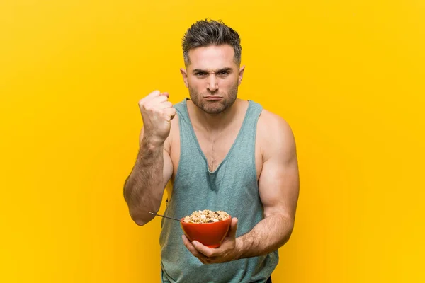 Blanke Man Met Een Granen Bowl Tonen Vuist Aan Camera — Stockfoto