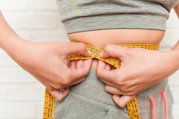 Junge Kaukasische Frau Misst Ihre Taille — Stockfoto