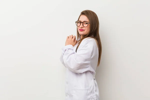 Jonge Dokter Vrouw Tegen Een Witte Muur Bang Bang — Stockfoto